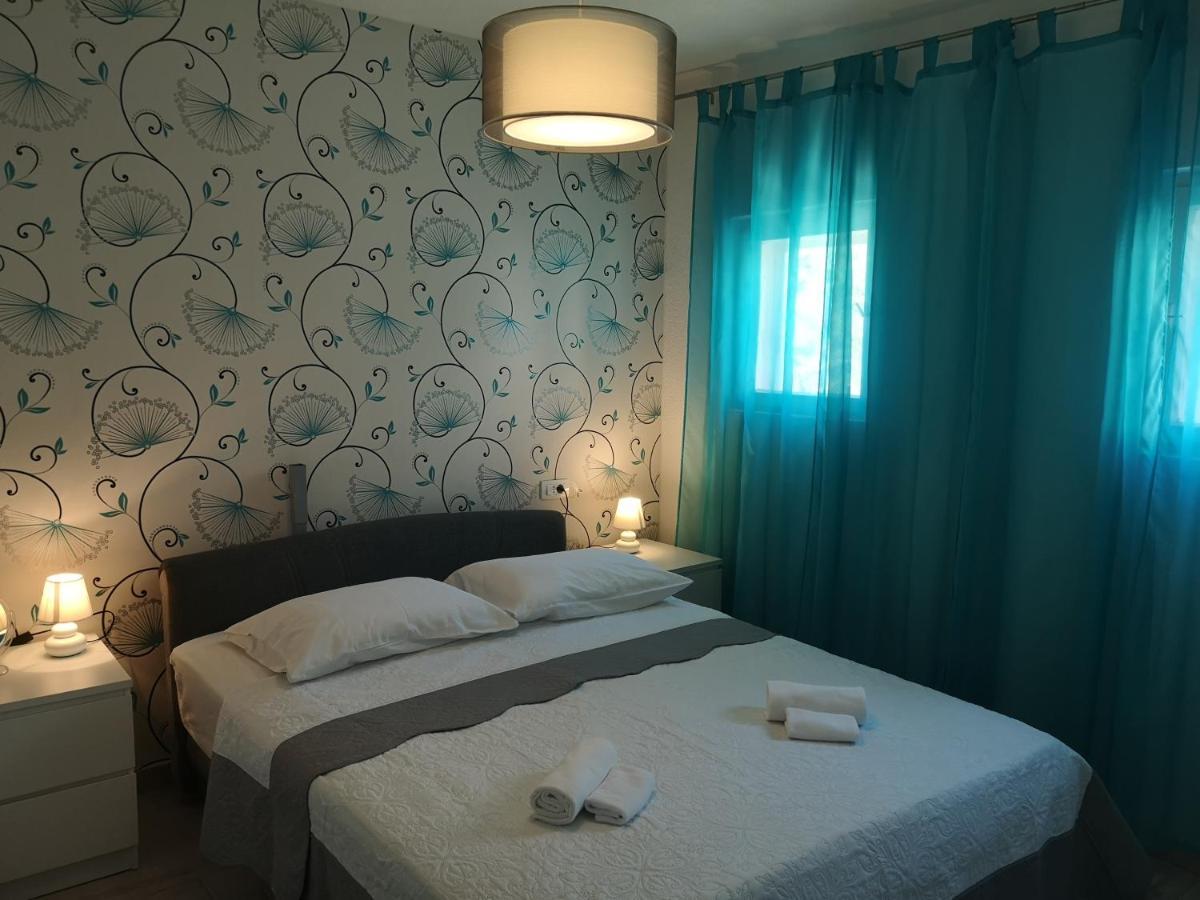 Mala Kuca Ispod Borova Villa Primošten Kültér fotó