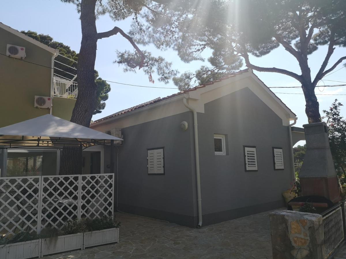 Mala Kuca Ispod Borova Villa Primošten Kültér fotó